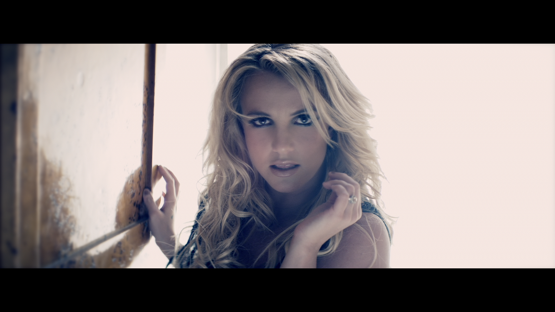 Английский клипы песни. Criminal клип. Клипы с красивыми девушками. Criminal Britney Spears Accord.