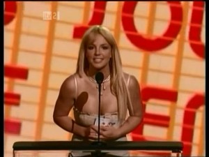 Britney Spears Presenting AMA 2006.mp4_snapshot_00.25_[2014.10.12_20.43.12]