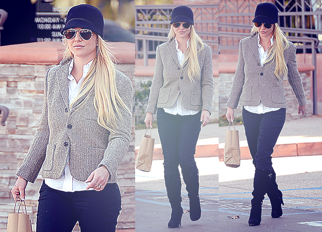 December 07 - Britney Spears Doing Some Shopping In LA